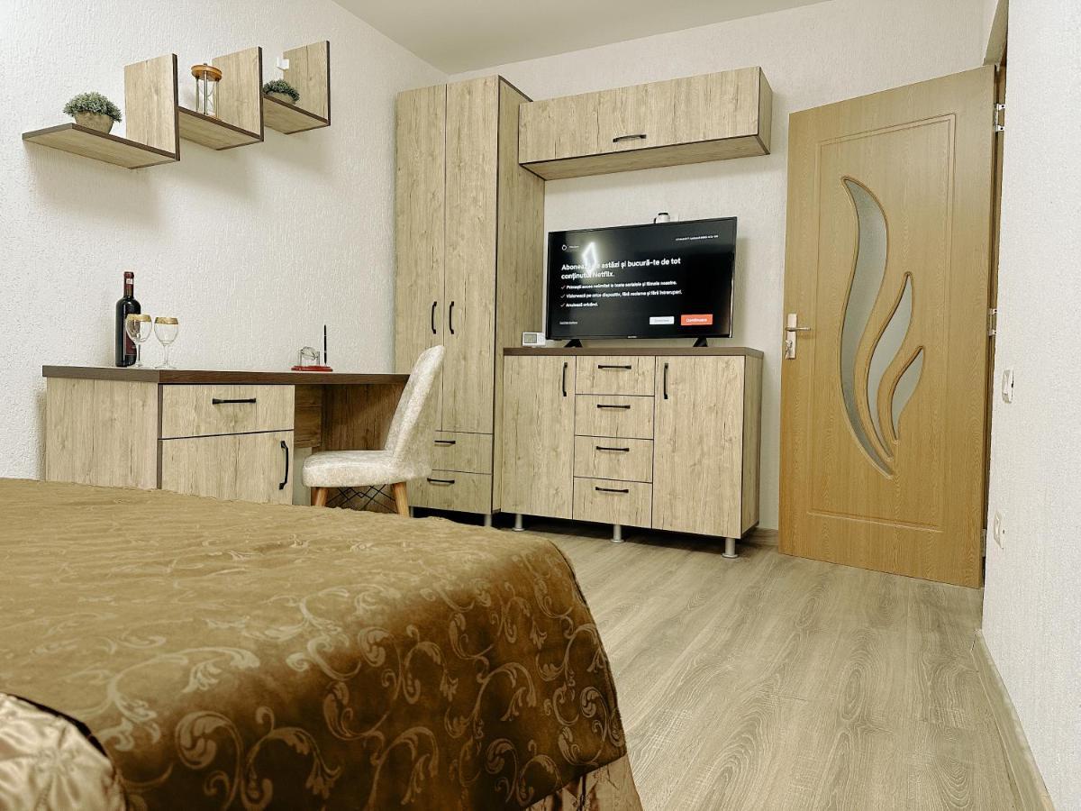 Studio 63 Petroşani Exterior foto